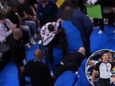 Árbitro da NBA é retirado em cadeira de rodas após sofrer lesão O árbitro Bill Kennedy faz uma decisão no jogo entre o Boston Celtics e o Indiana Pacers no Gainbridge Fieldhouse em 26 de dezembro de 2025 em Indianápolis, Indiana.