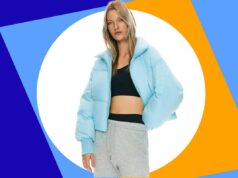 Aritzia Super Puff? Não, é o casaco Orolay favorito de Oprah – à venda Uma pessoa vestindo uma jaqueta verde escura, gola alta preta, calça jeans e faixa preta.