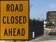 Arrastar obras nas estradas de Melbourne ameaça tirar o emprego dos moradores locais Rebekah Becsi é dona da Pakenham Bulk Foods, uma mercearia com desconto.