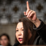 'Arrogância e bravata': senador democrata critica invasão de Trump na Venezuela