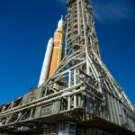 Foguete Artemis 2 SLS emergindo do edifício de montagem de veículos em 17 de janeiro de 2026