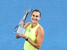 Aryna Sabalenka conquista o título de Brisbane antes do Aberto da Austrália Marta Kostyuk em ação.