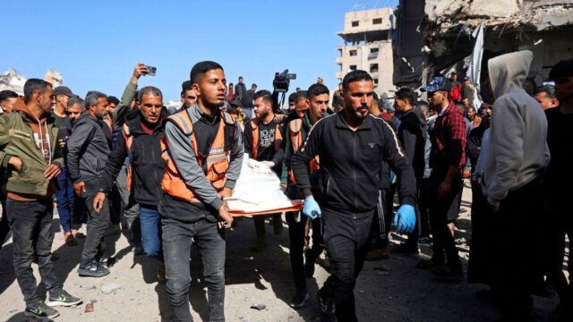 As IDF dizem que os ataques em Gaza atingiram terroristas As IDF dizem que os ataques em Gaza atingiram terroristas e instalações de armas após violação do cessar-fogo; hospitais relatam 30 mortos