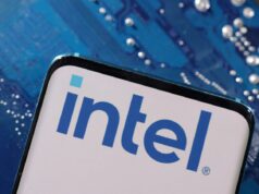 As ações da Intel despencam enquanto fabricante de chips sofre problemas de fabricação e escassez de estoque FOTO DE ARQUIVO: Um smartphone com o logotipo da Intel exibido é colocado na placa-mãe de um computador nesta ilustração criada em 6 de março de 2023. REUTERS/Dado Ruvic/Ilustração/Foto de arquivo
