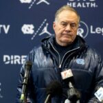 O técnico Bill Belichick, do Tar Heels da Carolina do Norte, responde a perguntas durante sua coletiva de imprensa após a derrota para o NC State Wolfpack no Carter-Finley Stadium em 29 de novembro de 2025 em Raleigh, Carolina do Norte.
