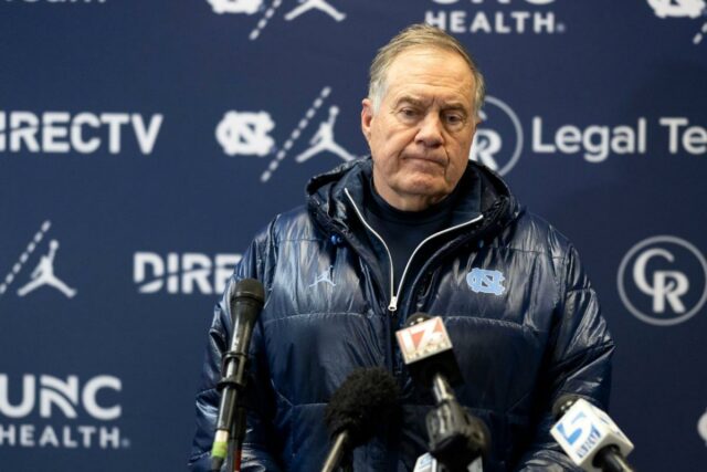 O técnico Bill Belichick, do Tar Heels da Carolina do Norte, responde a perguntas durante sua coletiva de imprensa após a derrota para o NC State Wolfpack no Carter-Finley Stadium em 29 de novembro de 2025 em Raleigh, Carolina do Norte.