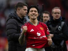 As últimas críticas de Paul Scholes a Lisandro Martinez mostram que ele nunca mudará de ideia sobre a estrela do Man Utd Lisandro Martinez apontando para cima para o Manchester United.