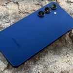 Samsung Galaxy S25 Ultra pressionado contra um Galaxy S24 Ultra