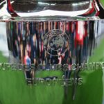 Patrick Dorgu comemora com seus companheiros durante a partida da Premier League entre Manchester United e Newcastle United.