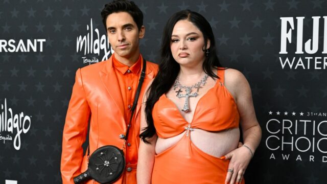 As estrelas de 'Hacks' Meg Stalter e Paul W. Downs paródia de 'Marty Supreme' no tapete vermelho do Critics Choice Awards
