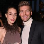 Amanda Batula e Kyle Cooke participando do jantar de férias da Threads Reality TV.