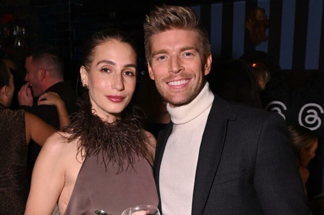 Amanda Batula e Kyle Cooke participando do jantar de férias da Threads Reality TV.