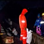 As inundações em Kaliwungu Kendal submergiram os trilhos, vários trens atrasaram