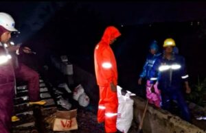 As inundações em Kaliwungu Kendal submergiram os trilhos, vários trens atrasaram As inundações em Kaliwungu Kendal submergiram os trilhos, vários trens atrasaram