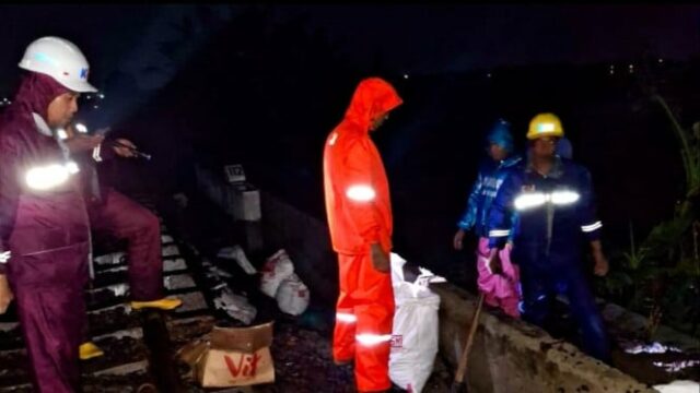 As inundações em Kaliwungu Kendal submergiram os trilhos, vários trens atrasaram
