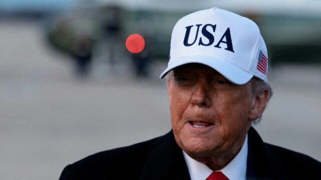 Iranianos se reúnem enquanto bloqueiam uma rua durante um protesto em Teerã, Irã, em 9 de janeiro de 2026. - MAHSA/Middle East Images/AFP/Getty Images