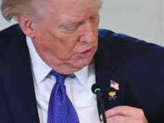 As pessoas acabaram de notar o distintivo que Donald Trump usou em seu terno durante uma reunião na Casa Branca e não conseguem parar de se encolher O presidente dos EUA, Donald Trump, fala durante uma reunião com executivos de petróleo e gás