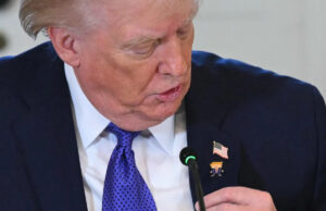 As pessoas acabaram de notar o distintivo que Donald Trump usou em seu terno durante uma reunião na Casa Branca e não conseguem parar de se encolher O presidente dos EUA, Donald Trump, fala durante uma reunião com executivos de petróleo e gás