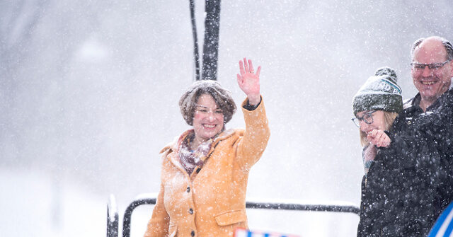 Assista - Amy Klobuchar uma vez lutou contra a Blizzard Assista - Amy Klobuchar uma vez lutou contra a Blizzard para elogiar os somalis: 'Estamos orgulhosos dessa comunidade'