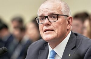 ‘Assuma a responsabilidade’: Scott Morrison pede reforma nos ensinamentos islâmicos O ex-primeiro-ministro australiano Scott Morrison testemunha durante uma audiência do Comitê Seleto da Câmara sobre a China no Capitólio, quarta-feira, 23 de julho de 2025, em Washington. (Foto AP/Mariam Zuhaib)