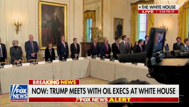 Assustador Thin Tucker Carlson faz uma aparição chocante na Casa Yahoo news home