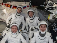 Astronautas voltam à Terra no início da primeira evacuação médica da NASA Esta captura de tela do vídeo fornecido pela NASA TV mostra a cápsula SpaceX Dragon partindo da Estação Espacial Internacional logo após o desencaixe.