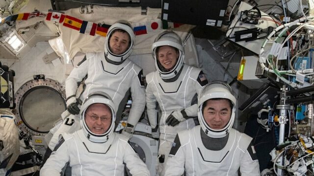 Esta captura de tela do vídeo fornecido pela NASA TV mostra a cápsula SpaceX Dragon partindo da Estação Espacial Internacional logo após o desencaixe.