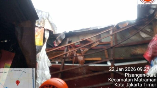 Atingidas por fortes chuvas, as casas dos moradores de Matraman Atingidas por fortes chuvas, as casas dos moradores de Matraman desabaram enquanto os moradores ainda dormiam! 1 pessoa ferida