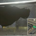 Atirador de pedras em série, 40 anos, supostamente atira pedra no ônibus da escola judaica, fraturando o crânio da menina