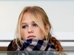 Ato duplo real! Isla Phillips é a cara de sua tia Zara Tindall enquanto a família aproveita um passeio nas corridas de Cheltenham Vendo em dobro! Nas corridas de Cheltenham no dia de Ano Novo, Isla Phillips (foto), de 13 anos, filha mais nova de Peter Phillips, era a cara de sua tia, Zara Tindall