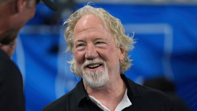 Ator Timothy Busfield.