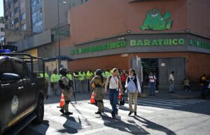 Aumentos de preços, filas e tensão: compradores venezuelanos inquietos após bombardeio dos EUA Uma olhada dentro de um dos mercados de Caracas