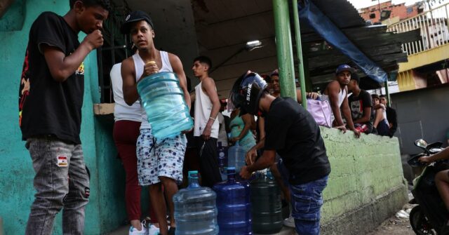 CARACAS, VENEZUELA - 03 DE JANEIRO: Pessoas compram água engarrafada depois que explosões e aeronaves voando baixo foram ouvidas na madrugada de 3 de janeiro de 2026 em Caracas, Venezuela. Segundo alguns relatos, explosões foram ouvidas em Caracas e outras cidades próximas a aeroportos e bases militares por volta das 2h. O presidente dos EUA, Donald Trump, anunciou mais tarde que os militares do seu país lançaram uma campanha 