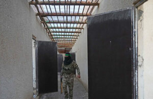 Autoridades dos EUA estimam que 200 combatentes do Estado Islâmico escaparam da prisão síria Autoridades dos EUA estimam que 200 combatentes do Estado Islâmico escaparam da prisão síria