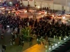 Autoridades iranianas lutam para conter manifestações crescentes Uma doação governamental de 10,45 dólares por mês para o custo de vida não conseguiu conter os protestos.