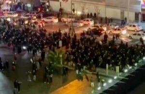 Autoridades iranianas lutam para conter manifestações crescentes Uma doação governamental de 10,45 dólares por mês para o custo de vida não conseguiu conter os protestos.