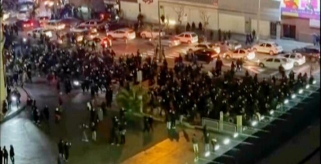 Autoridades iranianas lutam para conter manifestações crescentes Uma doação governamental de 10,45 dólares por mês para o custo de vida não conseguiu conter os protestos.