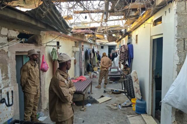 Autoridades líbias libertam mais de 200 migrantes de “prisão secreta”
