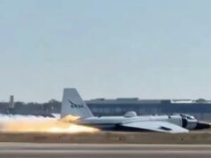Avião em chamas da NASA faz pouso dramático de barriga no aeroporto do Texas Avião da NASA fazendo um pouso de barriga com chamas e fumaça visíveis sob a fuselagem.