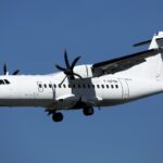 Uma aeronave ATR 42-500, operada pela Chalair Aviation, pousa no aeroporto de Orly, perto de Paris.