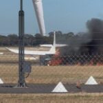 Uma aeronave leve caiu no chão em um aeroporto no norte de Adelaide.