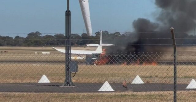 Uma aeronave leve caiu no chão em um aeroporto no norte de Adelaide.