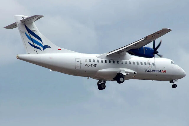 Shutterstock / rachmatdp Um avião de transporte aéreo da Indonésia