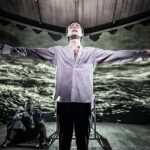 Após sua exibição em 2025 em Stratford-upon-Avon (foto), a produção de Hamlet de Rupert Goold está em turnê - com avisos de 'morte' e 'luto'