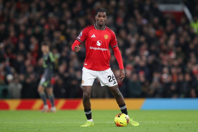 O técnico do Manchester United, Ruben Amorim, fala durante entrevista coletiva no complexo de treinamento Carrington em 2025, em Manchester, Inglaterra.