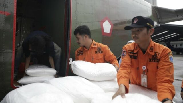 BPBD Jakarta realiza modificações climáticas em antecipação a condições climáticas extremas, distribui 2,4 toneladas de sal
