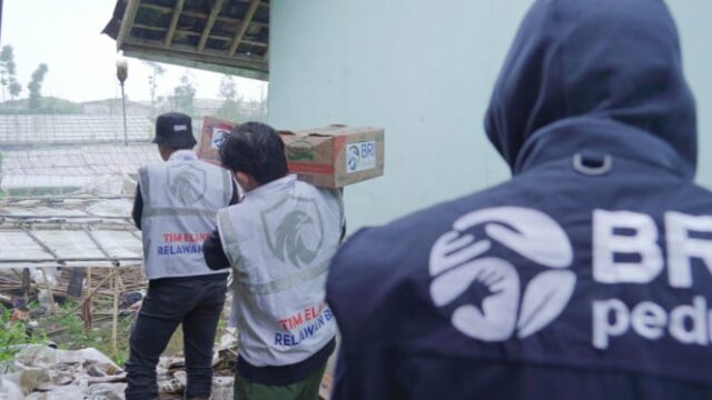 BRI Peduli distribui ajuda aos moradores afetados pelo desastre do BRI Peduli distribui ajuda aos moradores afetados pelo desastre do deslizamento de terra em Cisarua, Bandung Regency