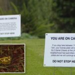 Duas placas brancas em um gramado,