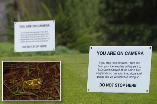 Duas placas brancas em um gramado, 