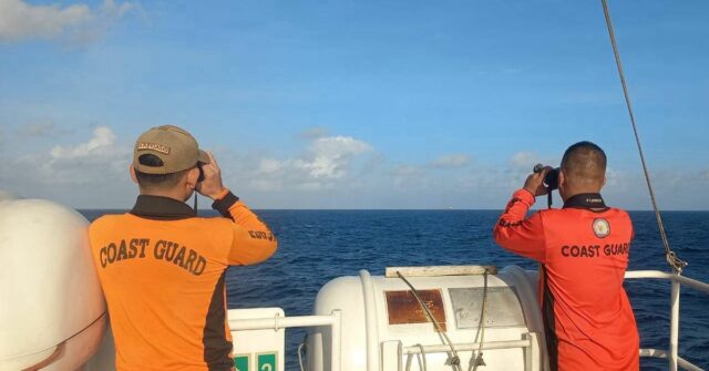 Balsa com centenas de pessoas vira nas Filipinas Balsa com centenas de pessoas vira nas Filipinas